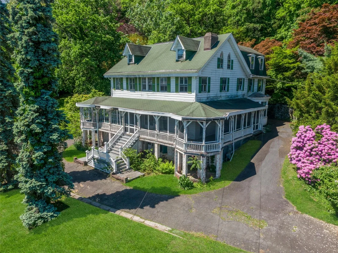 Photo of 225 River Road