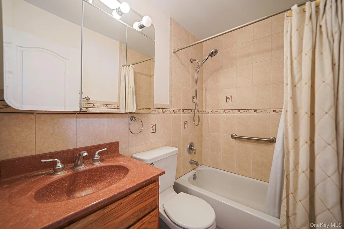 Photo of 24 E 6th Street