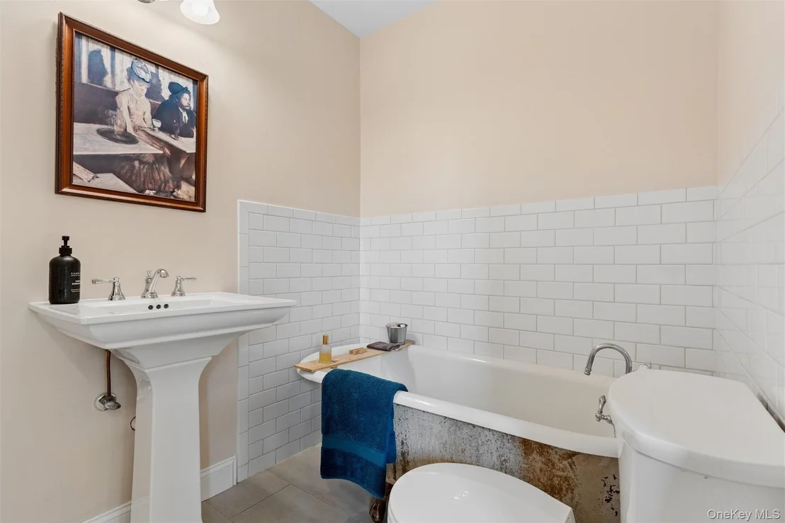 Photo of 87 Islip Avenue