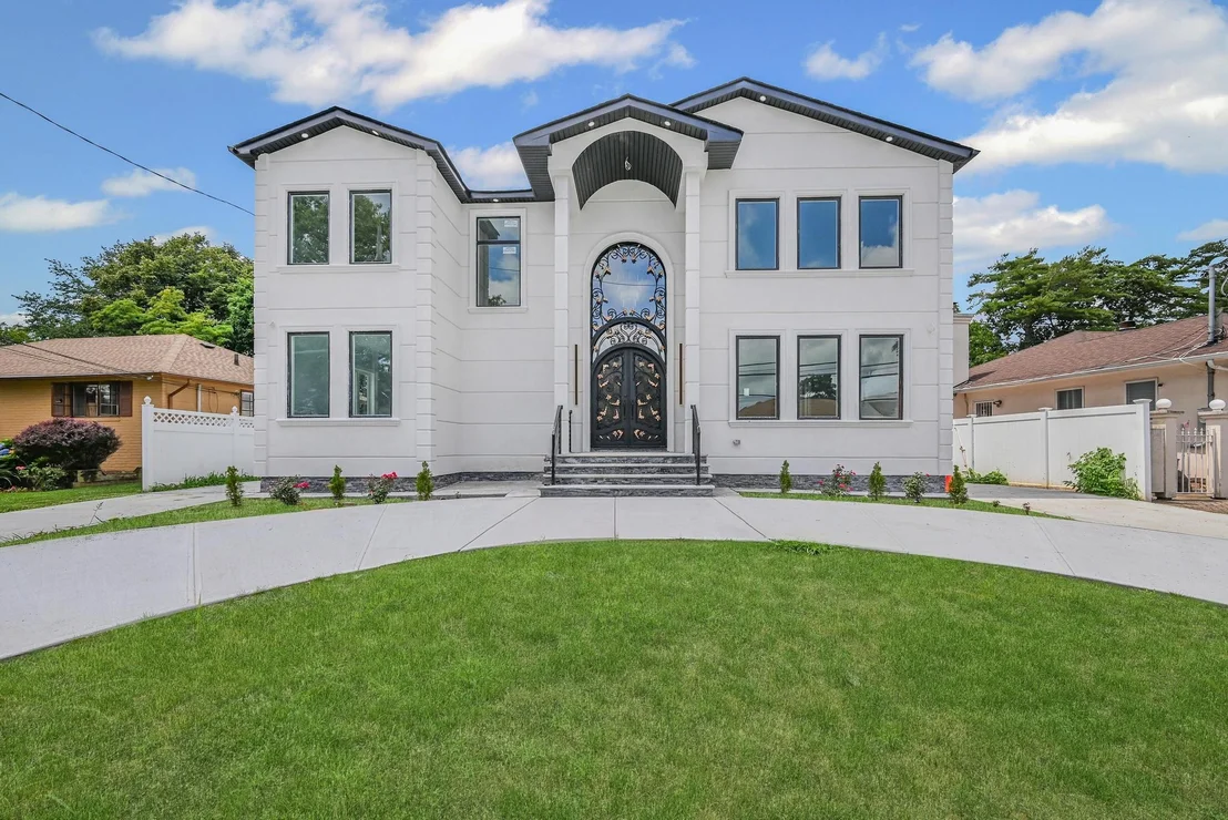 Photo of 892 Barry Drive W