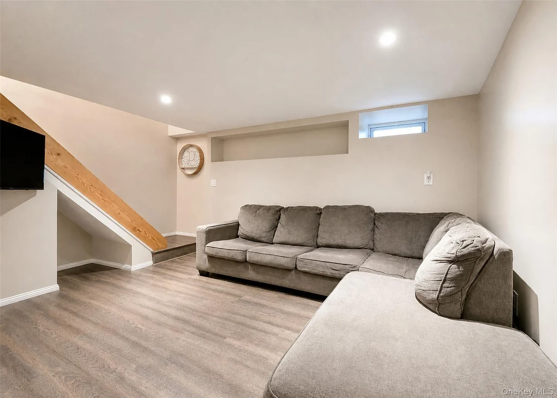 Photo of 348 Furrows Road