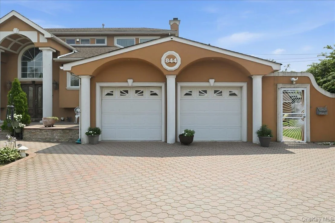 Photo of 844 Park Lane