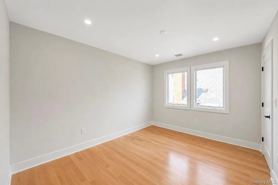 Photo of 949 Midway