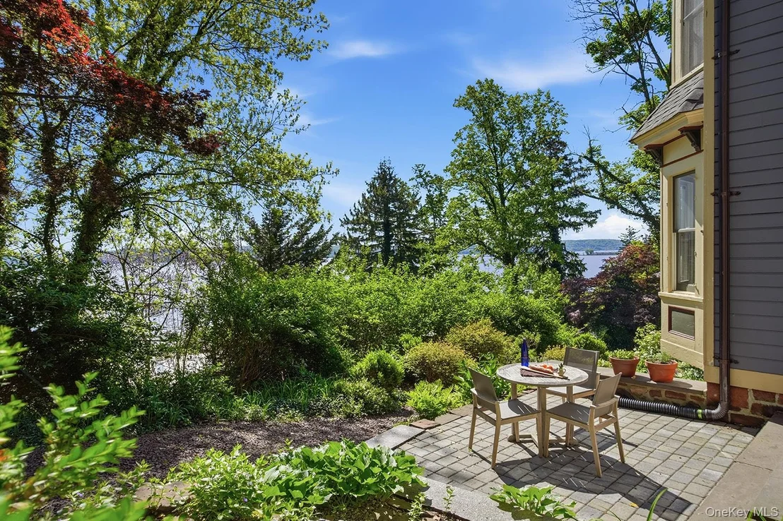 Photo of 215 River Road