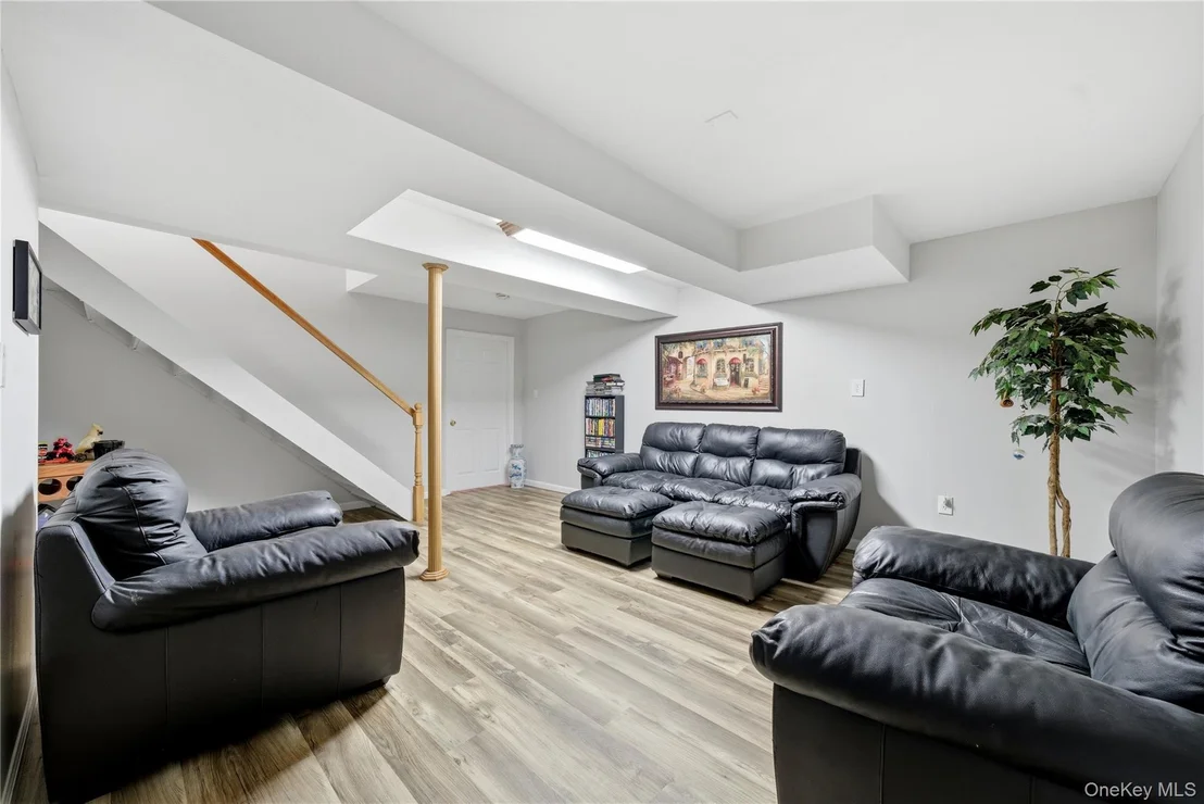 Photo of 9 Ridgefield Drive