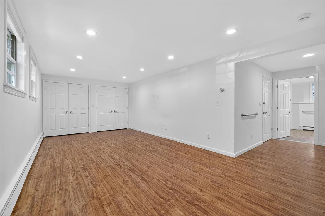 Photo of 21 Sunnycrest Road