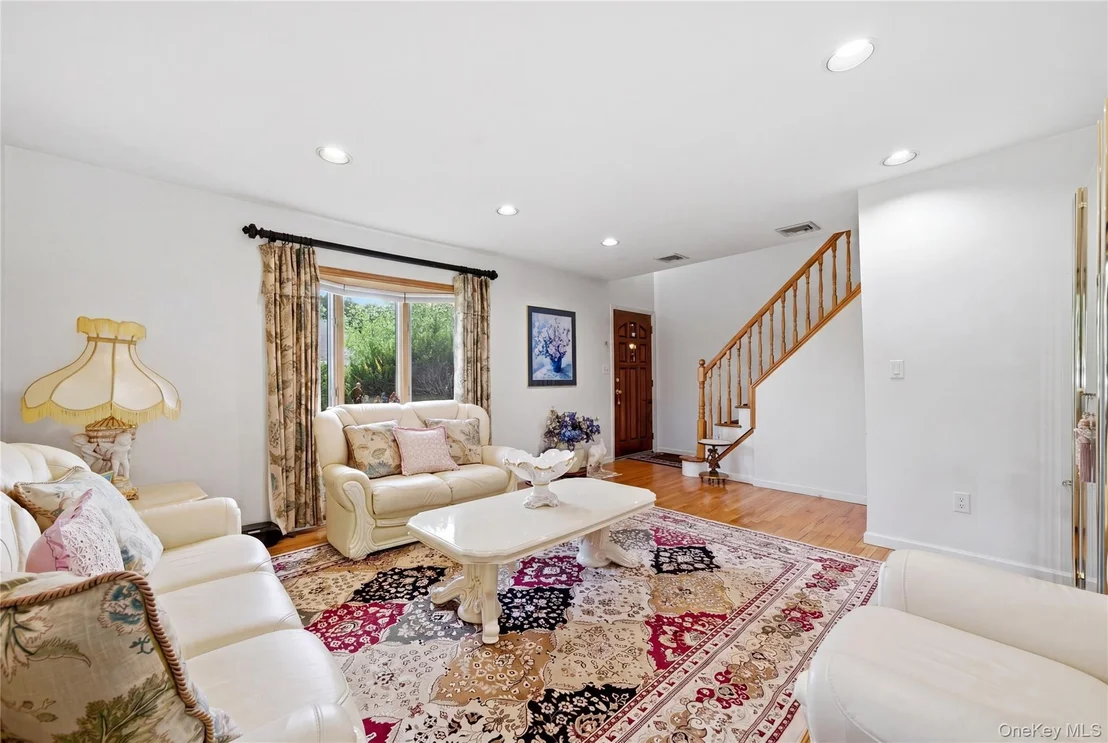Photo of 698 Washington Street