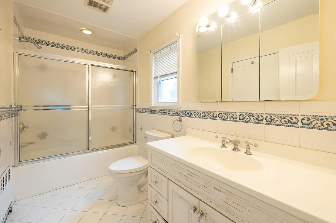 Photo of 545 Ridgeway