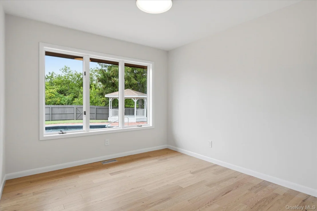 Photo of 177 Herricks Lane