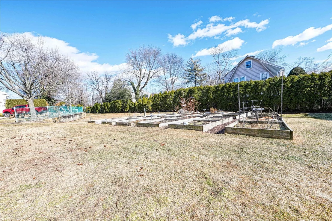 Photo of Unit 712 at 2355 Pershing Boulevard
