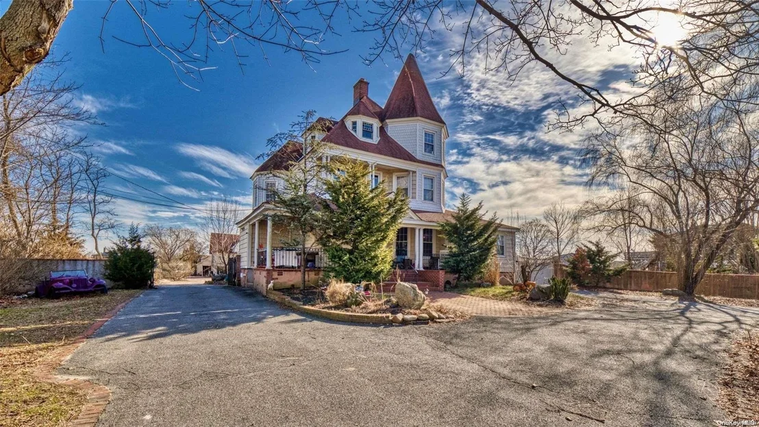 Photo of 250 Clocks Boulevard