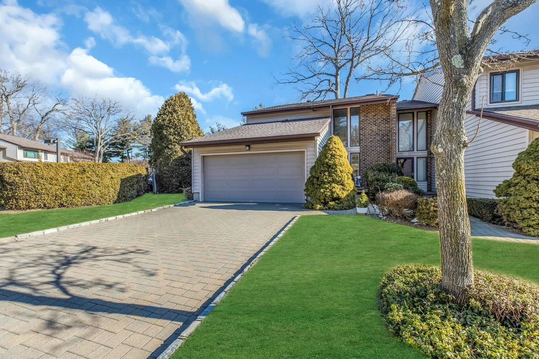 Photo of Unit END at 12 Maple Run Drive
