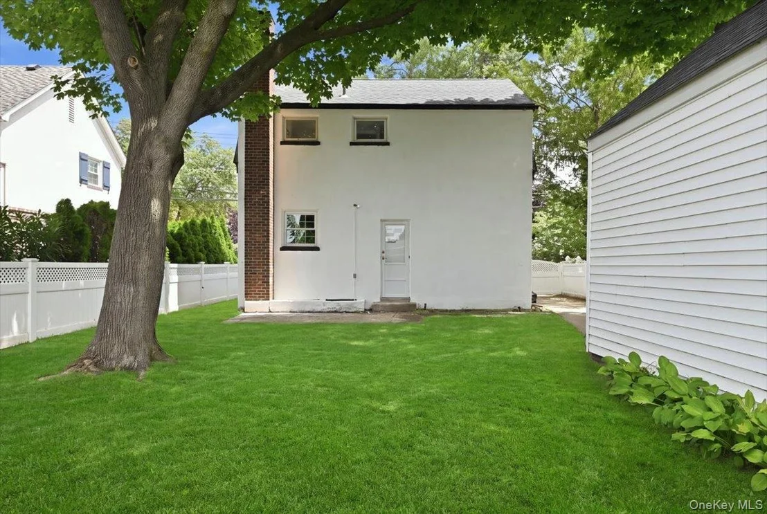 Photo of 415 Leonard Boulevard