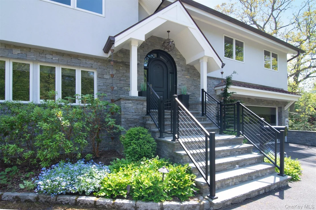 Photo of 8 Shoreview Circle