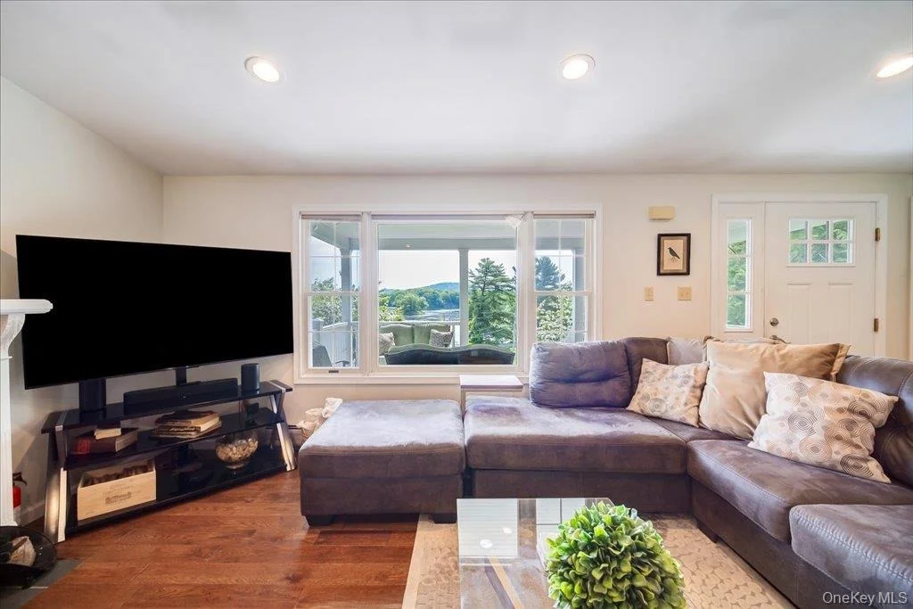 Photo of 553 Lake Road