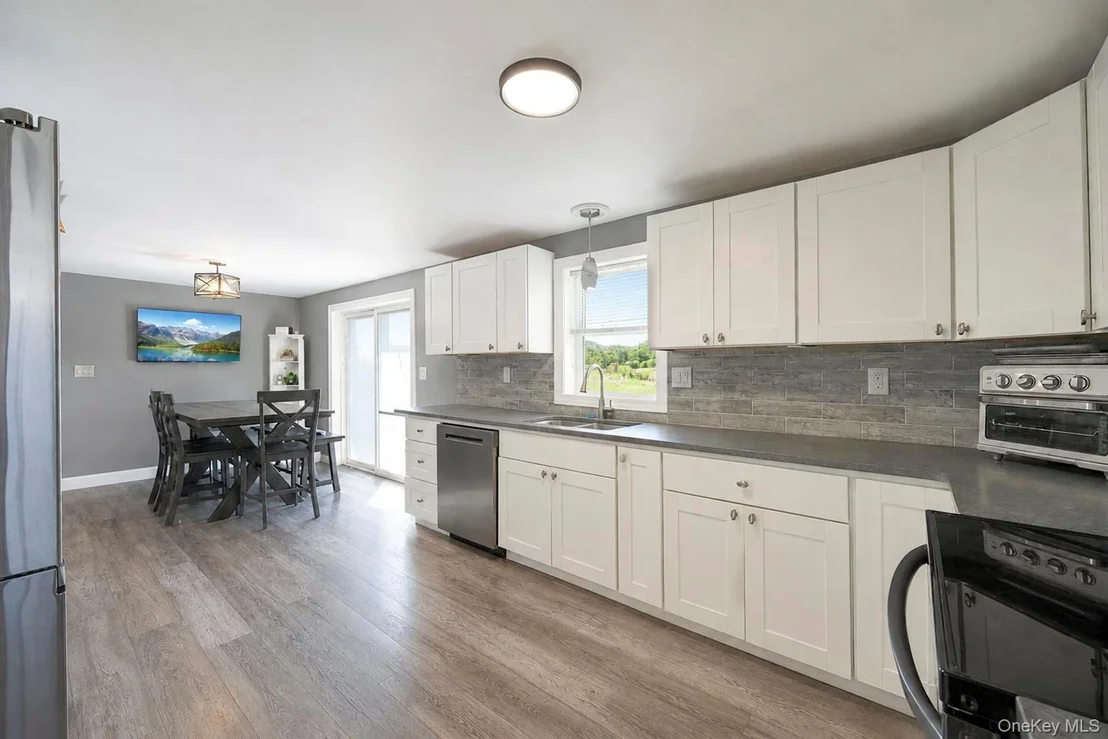 Photo of 28 Mapleton Avenue