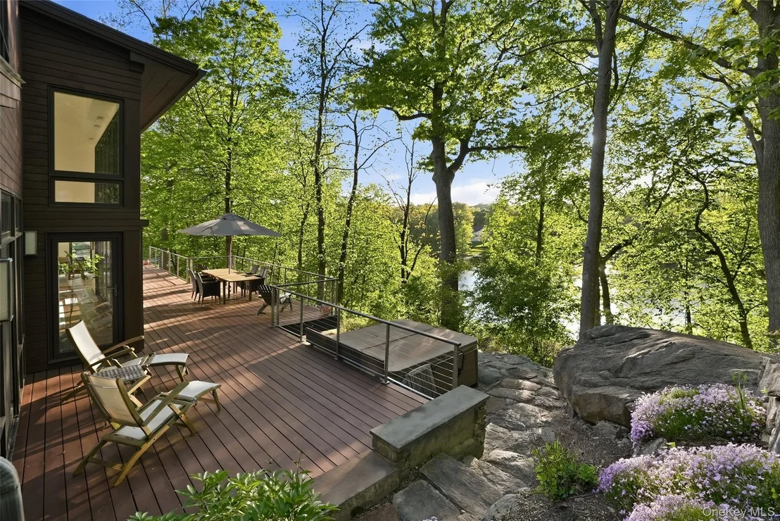 Photo of 2 Lakeridge Drive