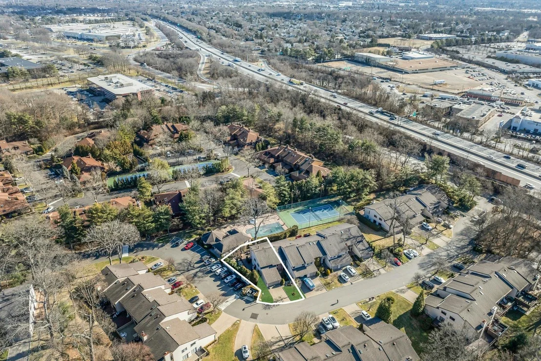 Photo of Unit END at 12 Maple Run Drive