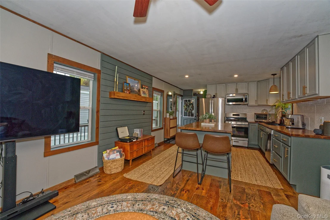 Photo of 28 Matthew Dr, Castleton
