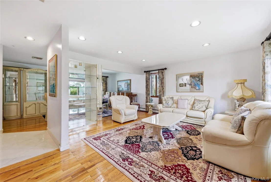 Photo of 698 Washington Street