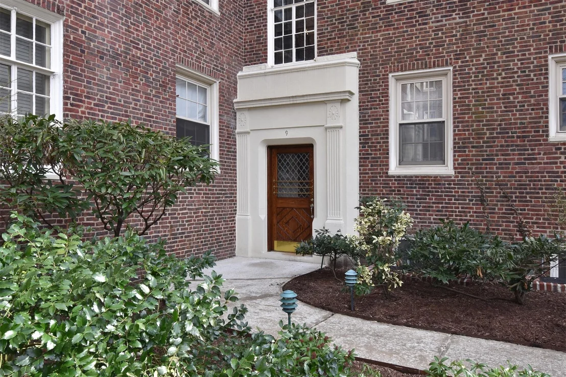 Photo of Unit 2A at 9 Tanglewylde Avenue
