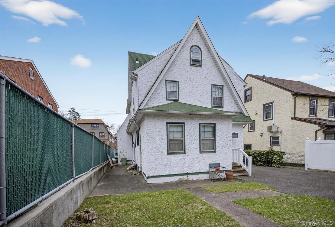 Photo of 3512 Utopia Parkway
