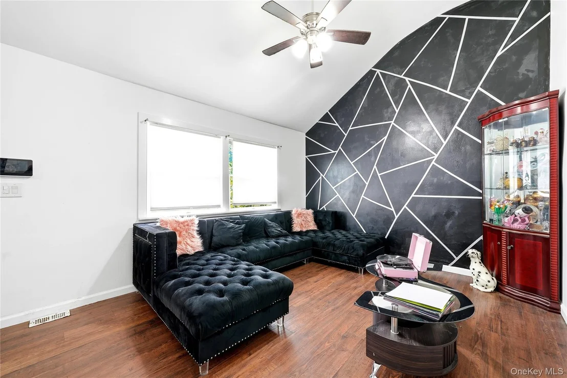 Photo of 949 Taylor Avenue