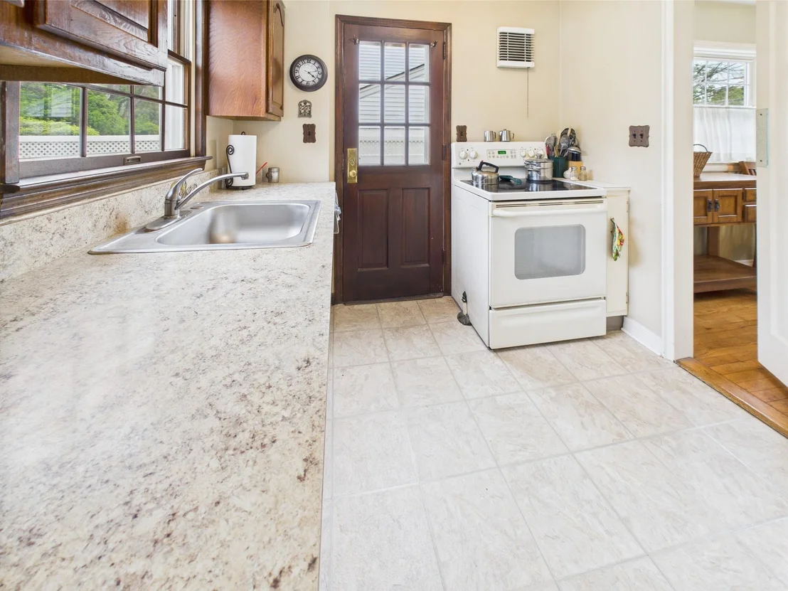 Photo of 76 Crest Road W