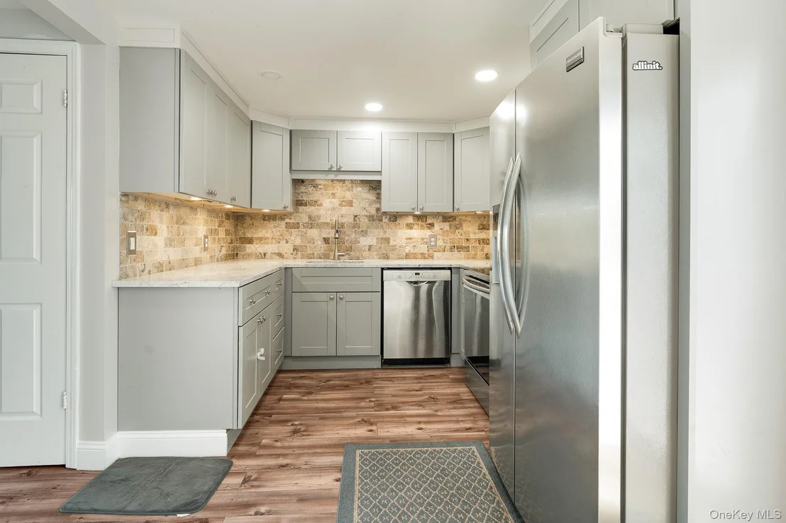 Photo of 102 Rinaldi Boulevard