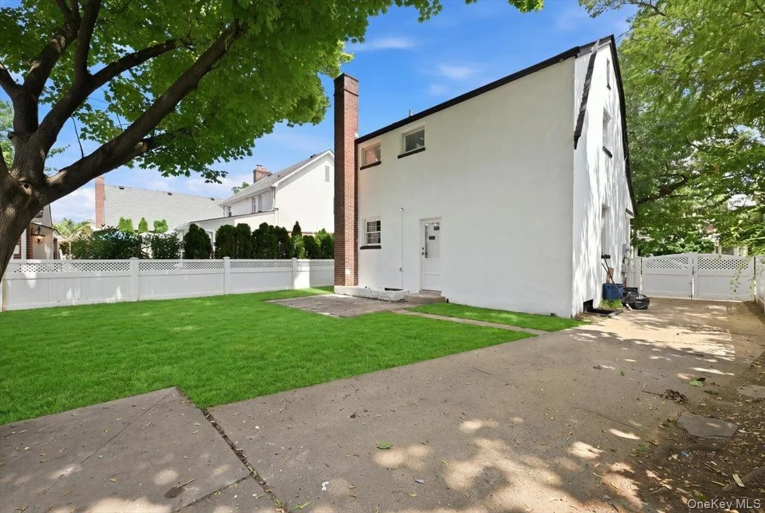 Photo of 415 Leonard Boulevard