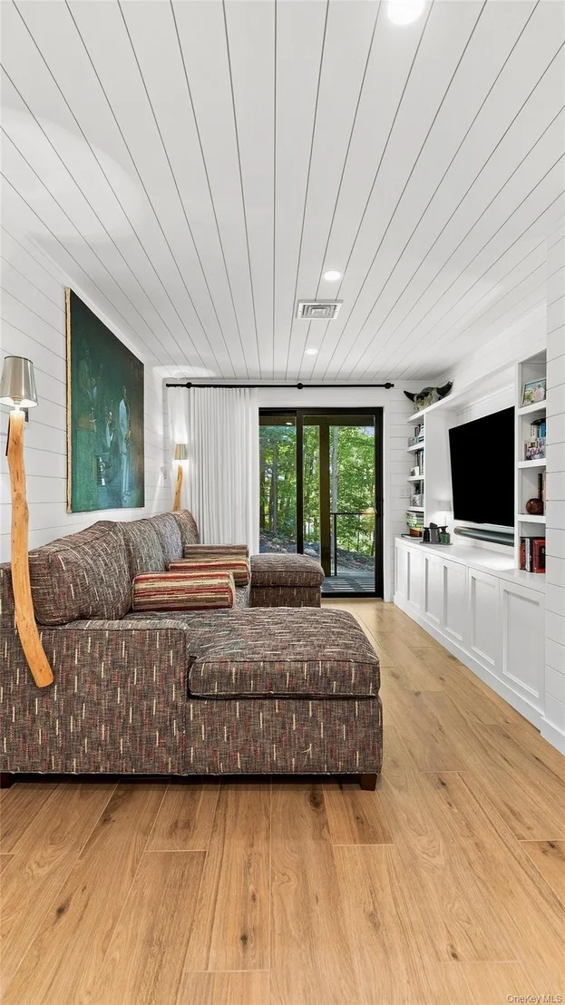 Photo of 1114 Barrett Circle W