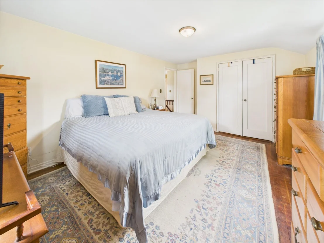 Photo of 76 Crest Road W
