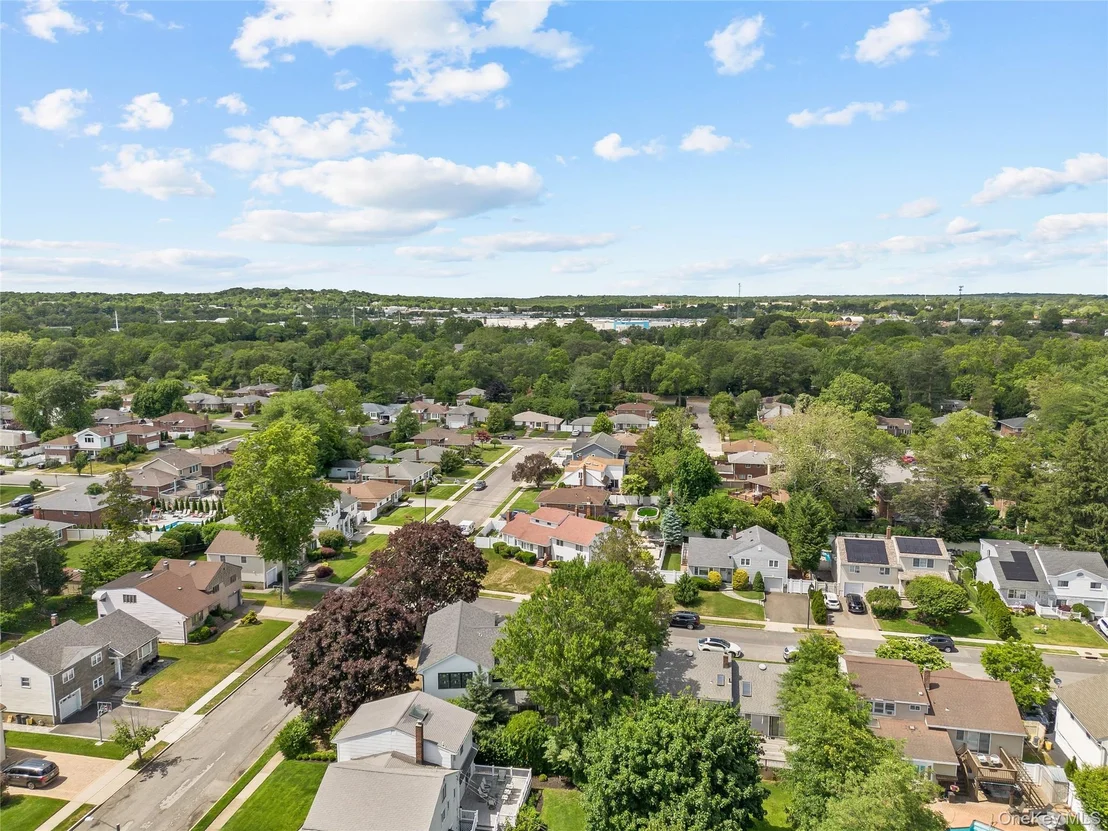 Photo of 2 CIRCLE Drive