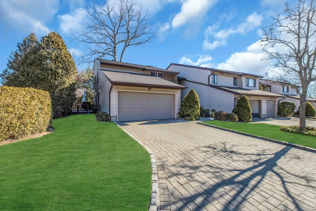 Photo of Unit END at 12 Maple Run Drive