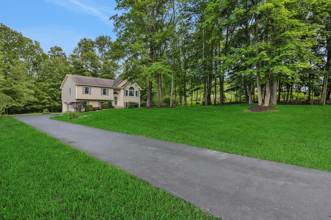 Photo of 390 LAKESIDE Road