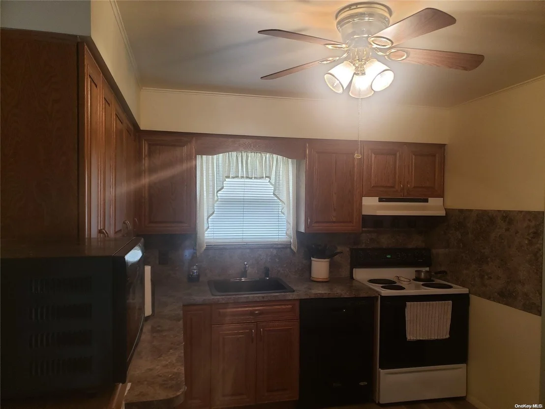 Photo of 90 River Road