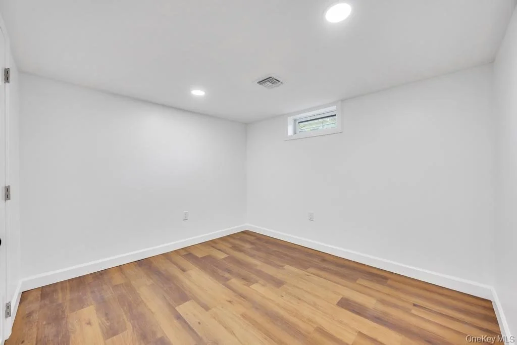 Photo of 76 Commercial Boulevard