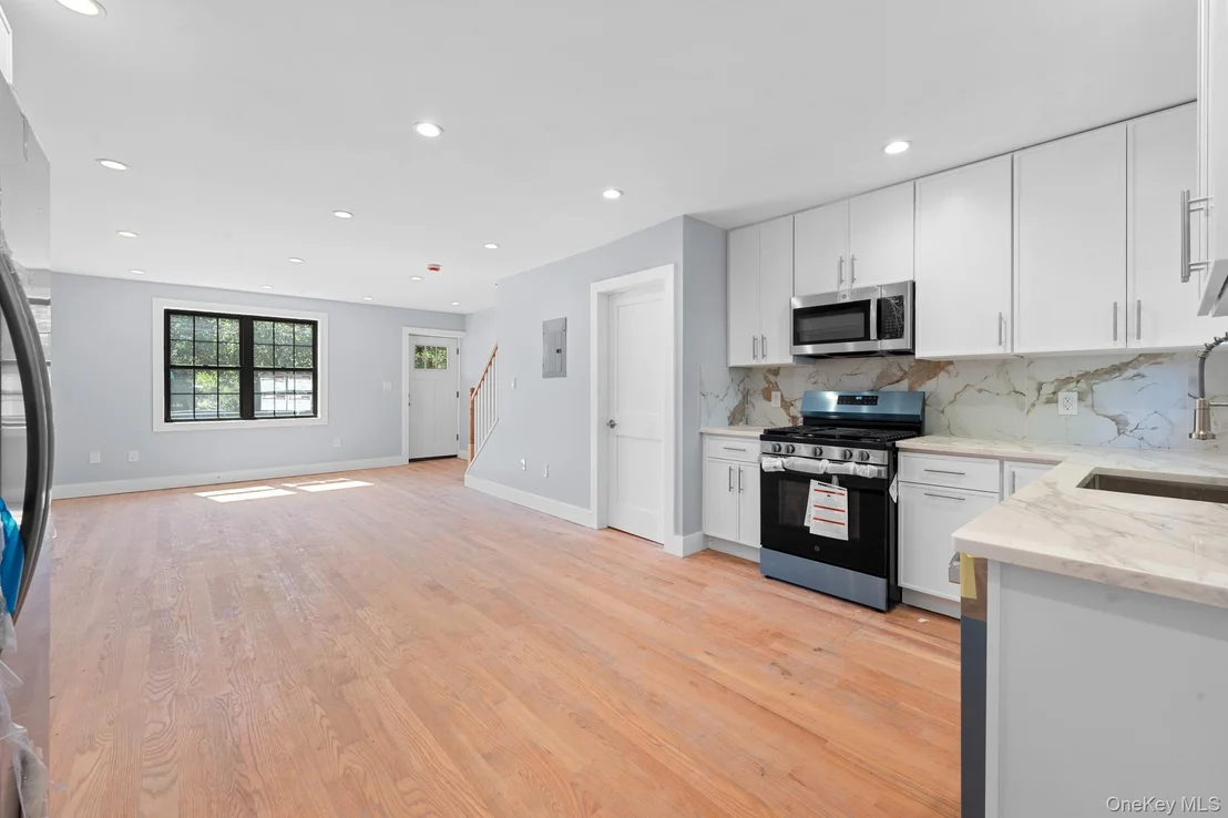 Photo of 1642 Hering Avenue