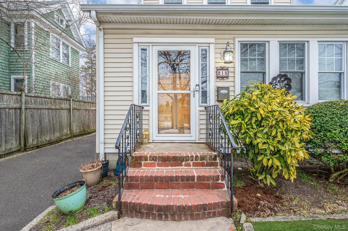 Photo of 215 West Avenue