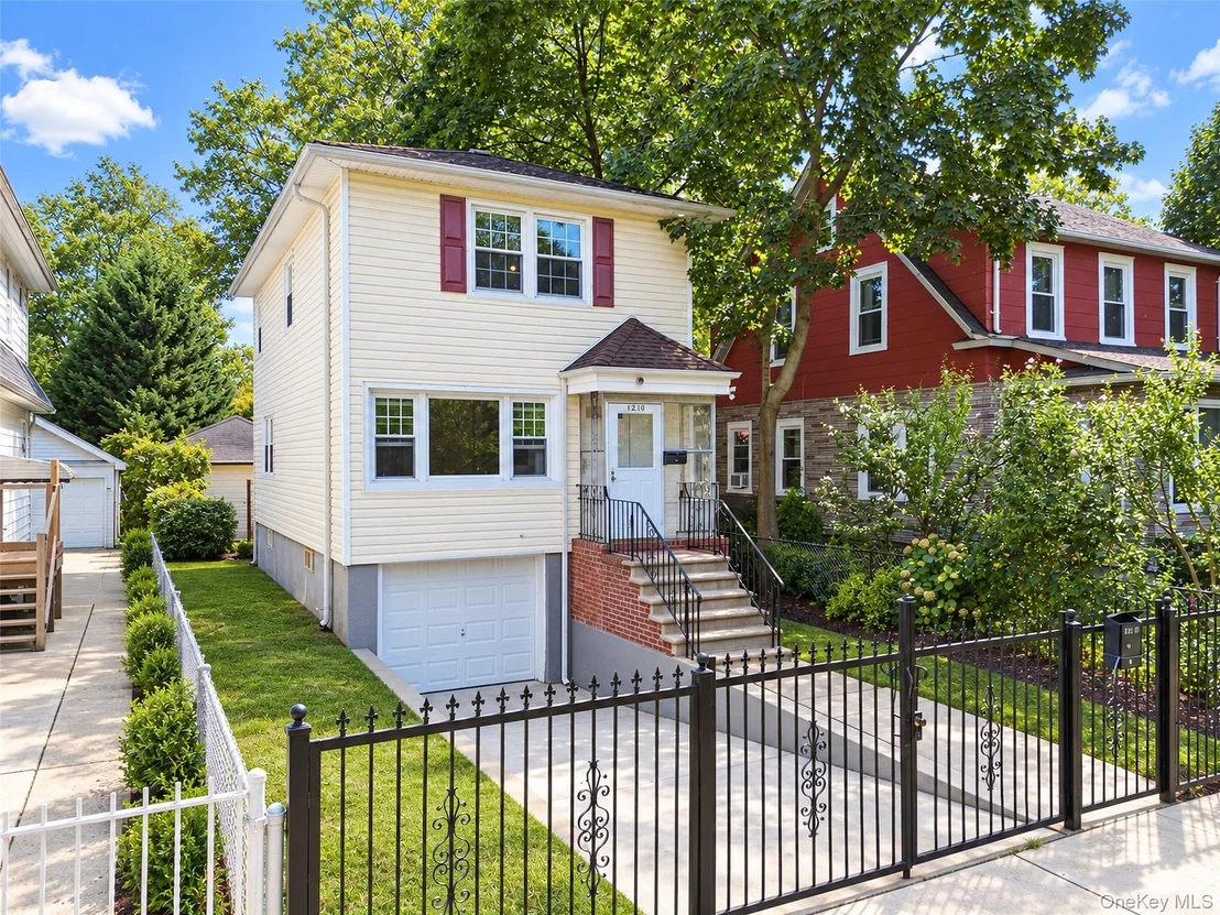 Photo of 142-10 Oak Avenue