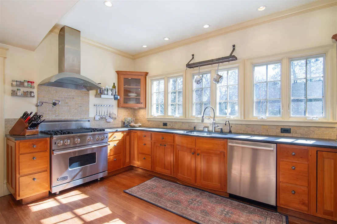 Photo of 400 Highbrook Avenue