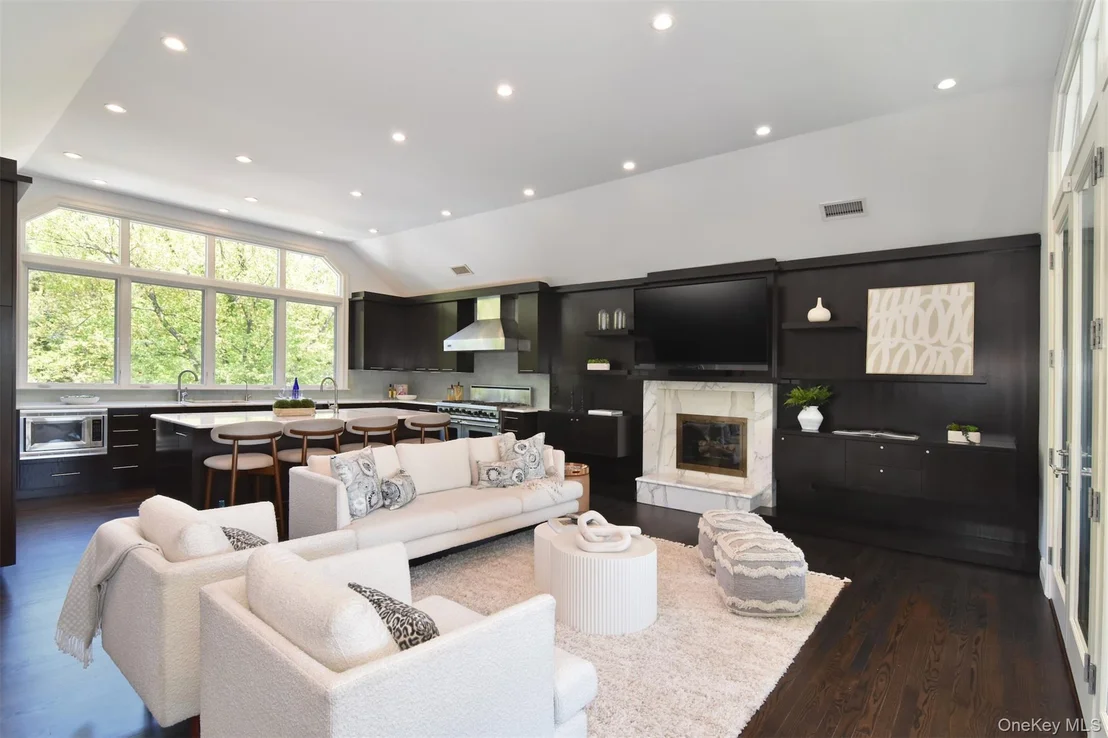 Photo of 8 Shoreview Circle
