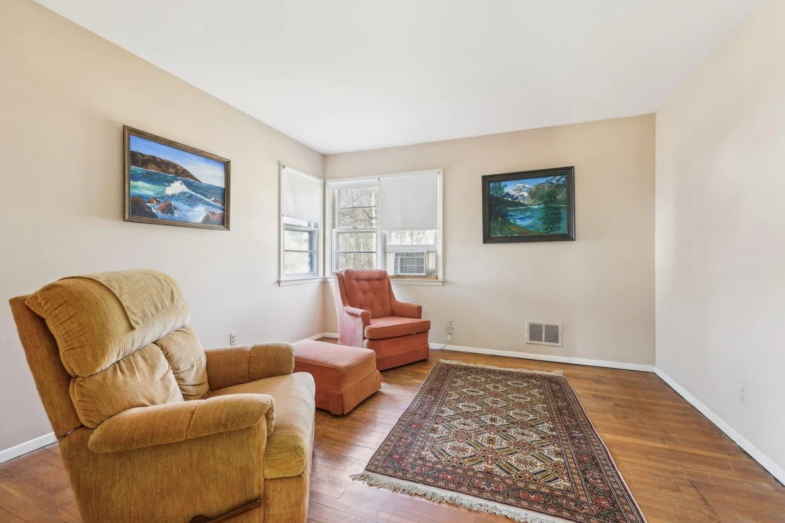 Photo of 37 Mohegan Lane