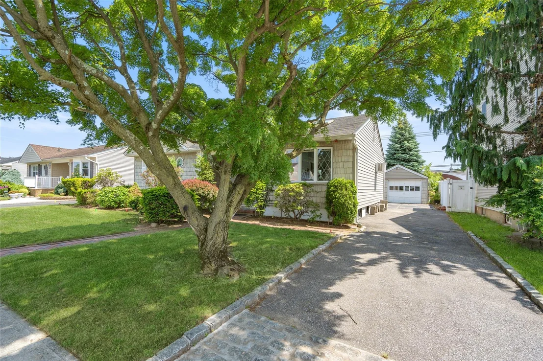 Photo of 697 Byron Avenue