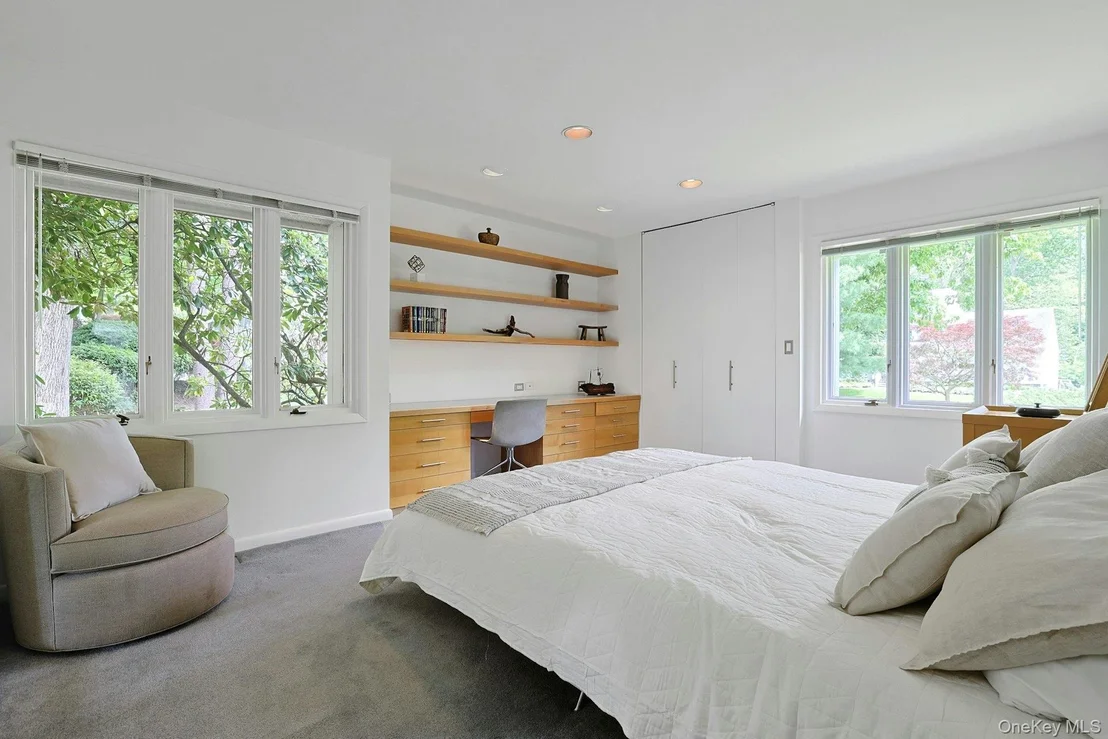 Photo of 10 Cypress Point Drive