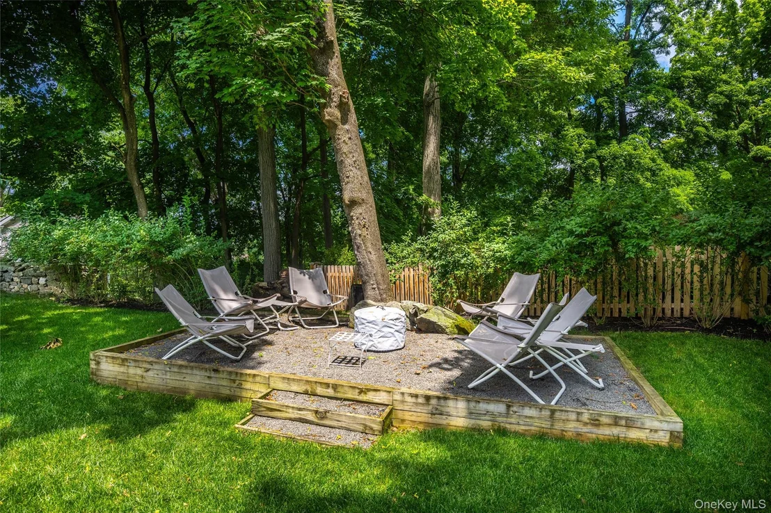 Photo of 15 Laurel Hill Road