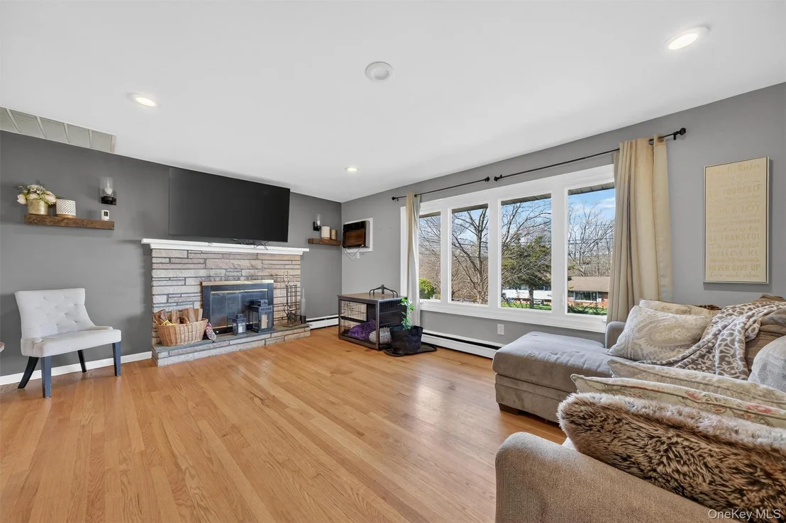 Photo of 216 Edgewood Drive N