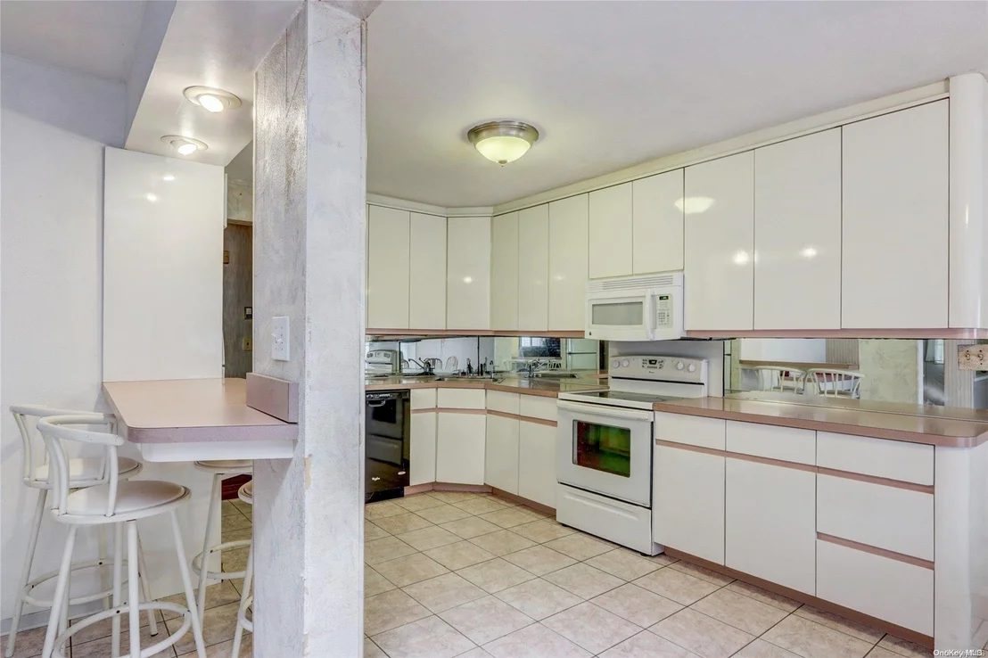 Photo of 83 Erlanger Boulevard
