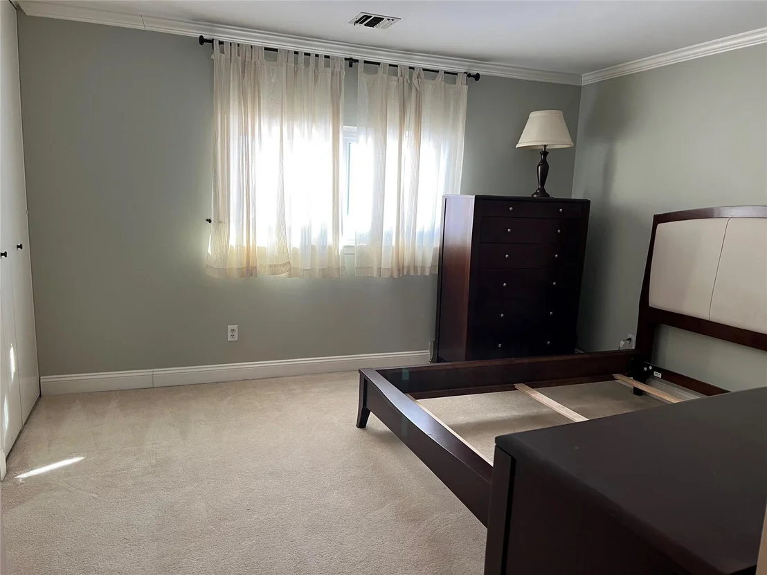 Photo of Unit 403 at 2355 Pershing Boulevard