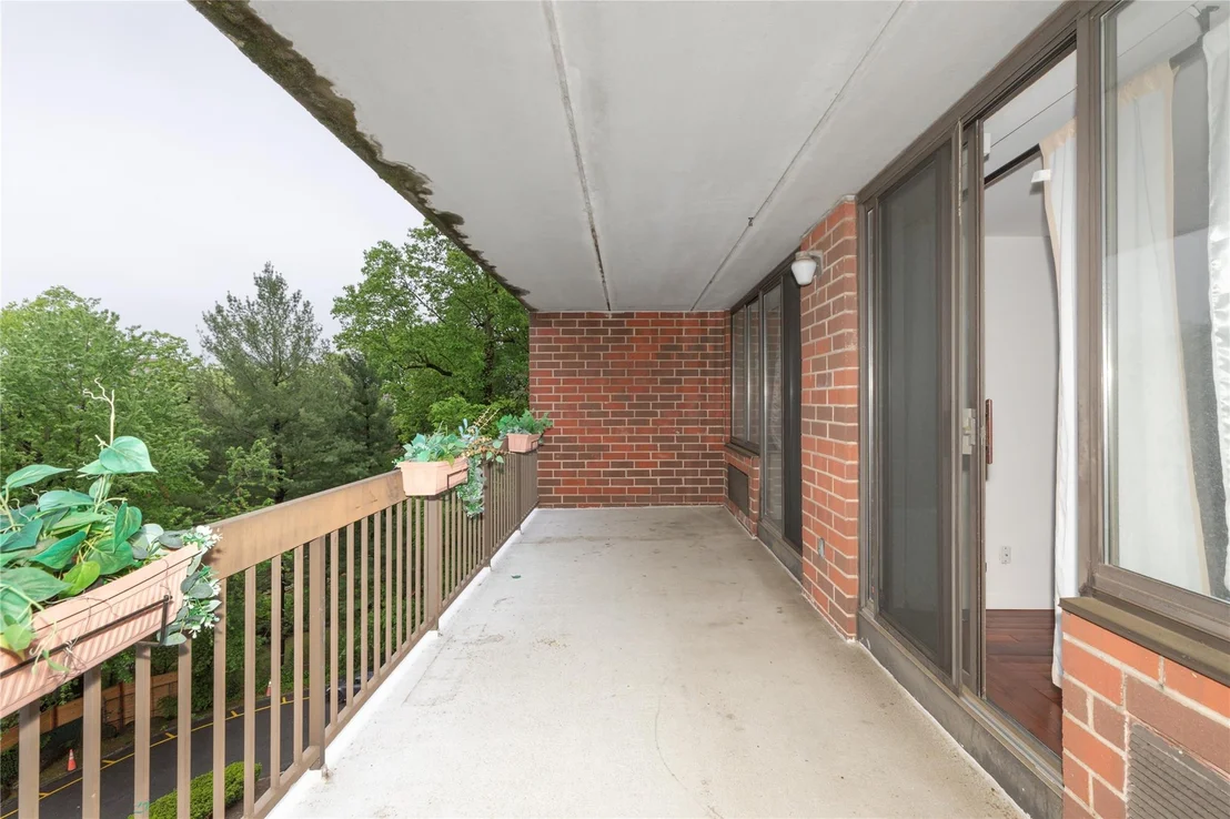 Photo of Unit 607 at 1374 Midland Avenue